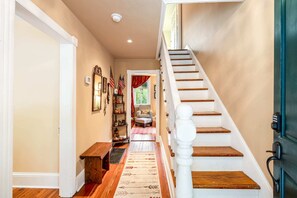 Interior - Enchanting Cottage, walk to Downtown Harpers Ferry (Harpers Ferry)