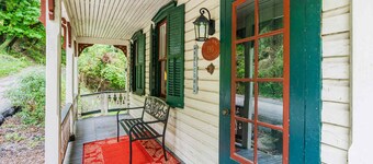 Enchanting Cottage, walk to Downtown Harpers Ferry