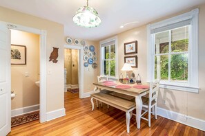 Dining - Enchanting Cottage, walk to Downtown Harpers Ferry (Harpers Ferry)