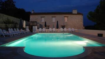 Een buitenzwembad en een verwarmd zwembad