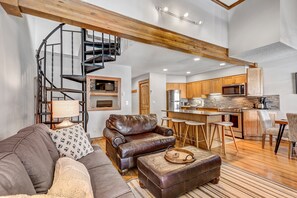 Televisión y chimenea 