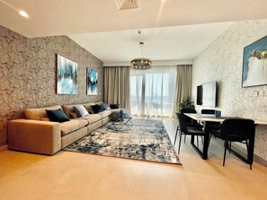 Apartment (2 Bedrooms) | Living room | 0-cm plasma TV with satellite channels, TV - Ultimate Luxury at Dubai Creek Waterfront (Dubai)
