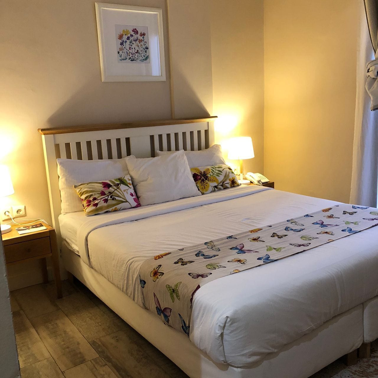 Deluxe tweepersoonskamer | Luxe beddengoed, een kluis op de kamer, een bureau, een laptopwerkplek