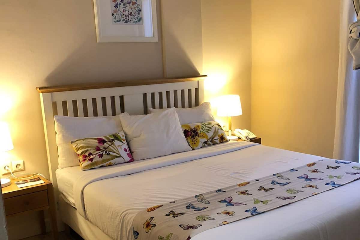 Dobbeltrom – deluxe | Sengetøy av topp kvalitet, safe på rommet og skrivebord