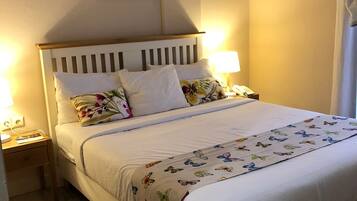 أغطية فراش متميزة وخزنة داخل الغرفة ومكتب ومساحة عمل للكمبيوتر المحمول