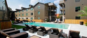 Peaceful 2BR king beds suite next to DT w/ pool
