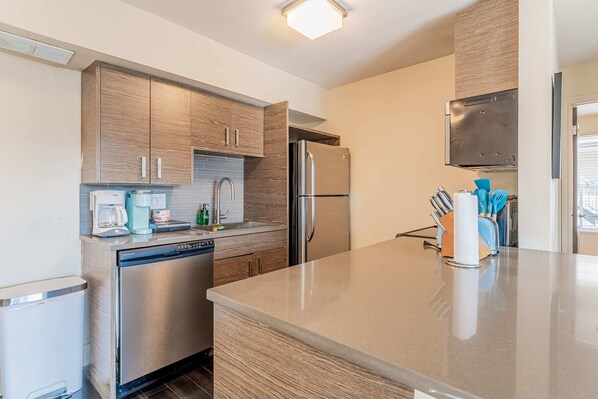 Refrigerador, microondas, horno y parrilla de estufa 