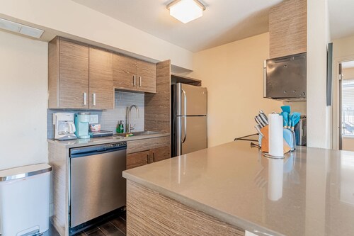 Peaceful 2BR king beds suite next to DT w/ pool