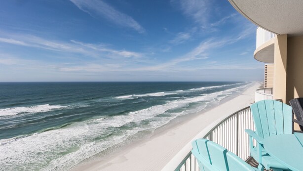 Ein Balkon mit Blick auf das Meer und den Strand.