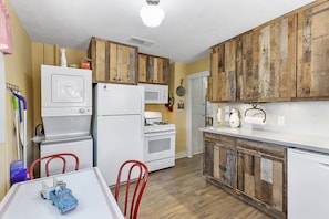 Fridge, microwave, stovetop, dishwasher - The Cowboy House - Rustic charm (Alpine)