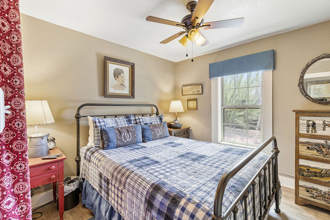 1 dormitorio, tabla de planchar con plancha, wifi y ropa de cama