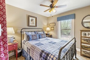 1 dormitorio, tabla de planchar con plancha, wifi y ropa de cama