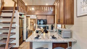 Geladeira, micro-ondas, fogão, cooktop