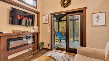 Televisión, chimenea y oficina