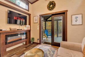 Télévision, cheminée, espaces bureaux