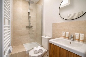 シャワー、ヘアドライヤー、タオル、石鹸