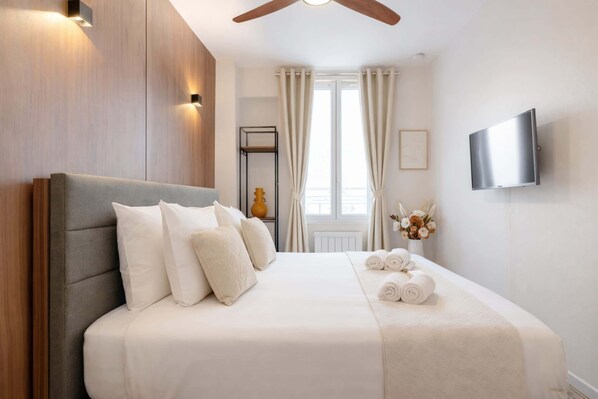 Iron/ironing board, travel crib, WiFi, bed sheets