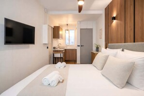Iron/ironing board, travel cot, WiFi, bed sheets