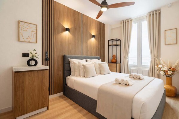 Iron/ironing board, travel crib, WiFi, bed sheets