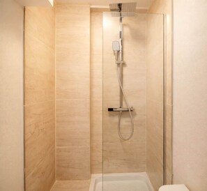 Douche, sèche-cheveux, serviettes fournies, savon