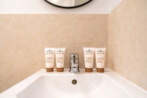シャワー、ヘアドライヤー、タオル、石鹸