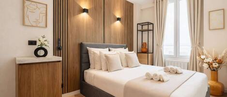 Tabla de planchar con plancha, cuna de viaje, wifi y ropa de cama