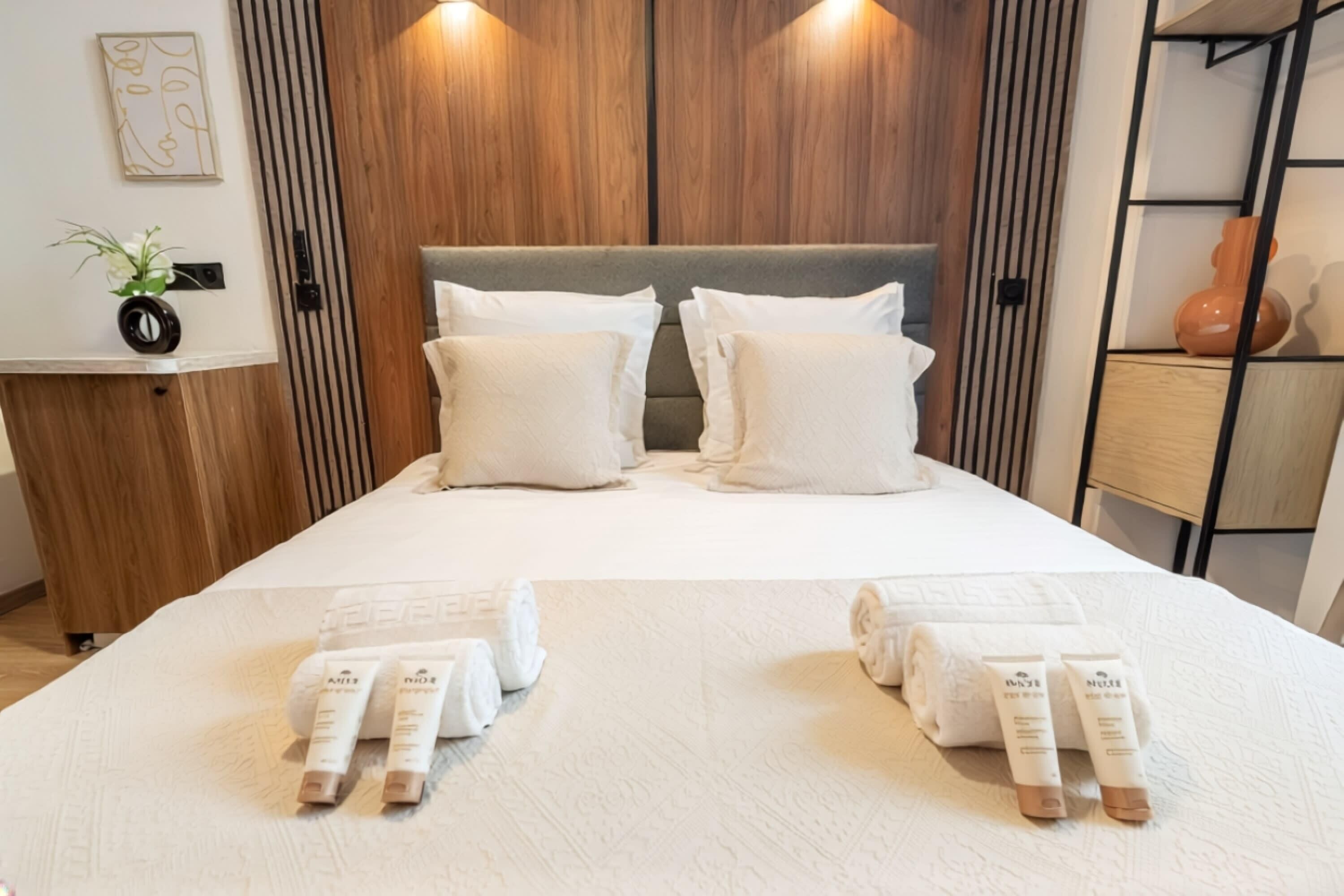 Iron/ironing board, travel crib, WiFi, bed sheets