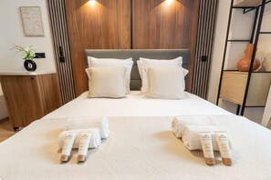 Iron/ironing board, travel cot, WiFi, bed sheets