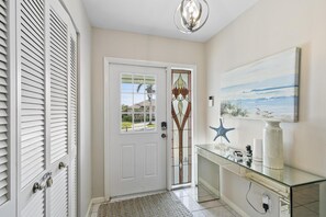 Interior - ONE BLOCK FROM SOUTH BEACH ACCESS, RESTAURANTS, PUTT PUTT AND MORE! (Marco Island)