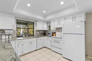 Fridge, microwave, oven, stovetop - ONE BLOCK FROM SOUTH BEACH ACCESS, RESTAURANTS, PUTT PUTT AND MORE! (Marco Island)