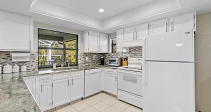 ONE BLOCK FROM SOUTH BEACH ACCESS, RESTAURANTS, PUTT PUTT AND MORE!