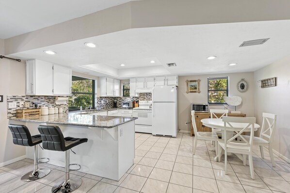 Fridge, microwave, oven, stovetop - ONE BLOCK FROM SOUTH BEACH ACCESS, RESTAURANTS, PUTT PUTT AND MORE! (Marco Island)