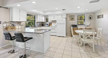 ONE BLOCK FROM SOUTH BEACH ACCESS, RESTAURANTS, PUTT PUTT AND MORE!