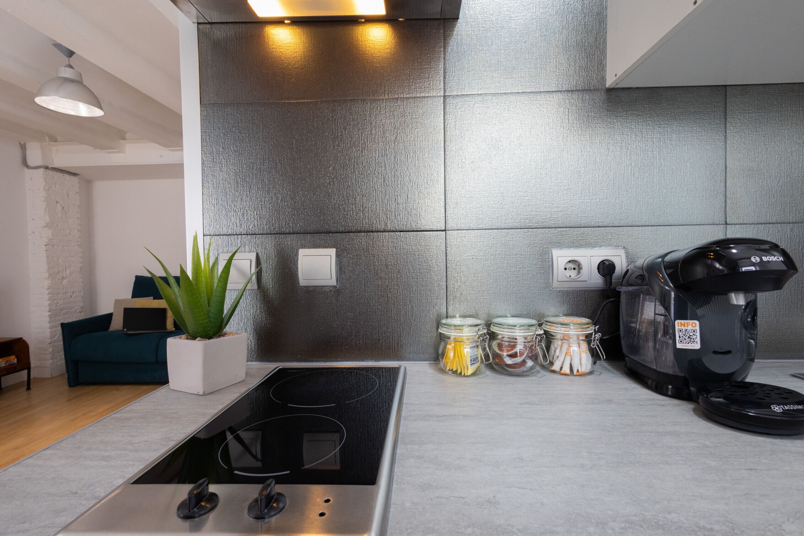 Frigorífico, microondas, horno y cafetera o tetera