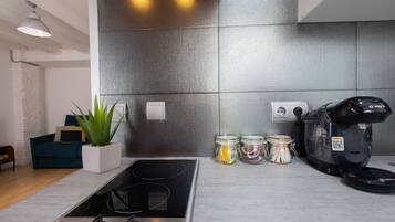 Frigorífico, microondas, horno y cafetera o tetera