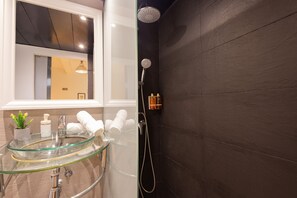 Dutxa, assecador de cabells i tovalloles 