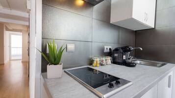 Fridge, microwave, oven, coffee/tea maker