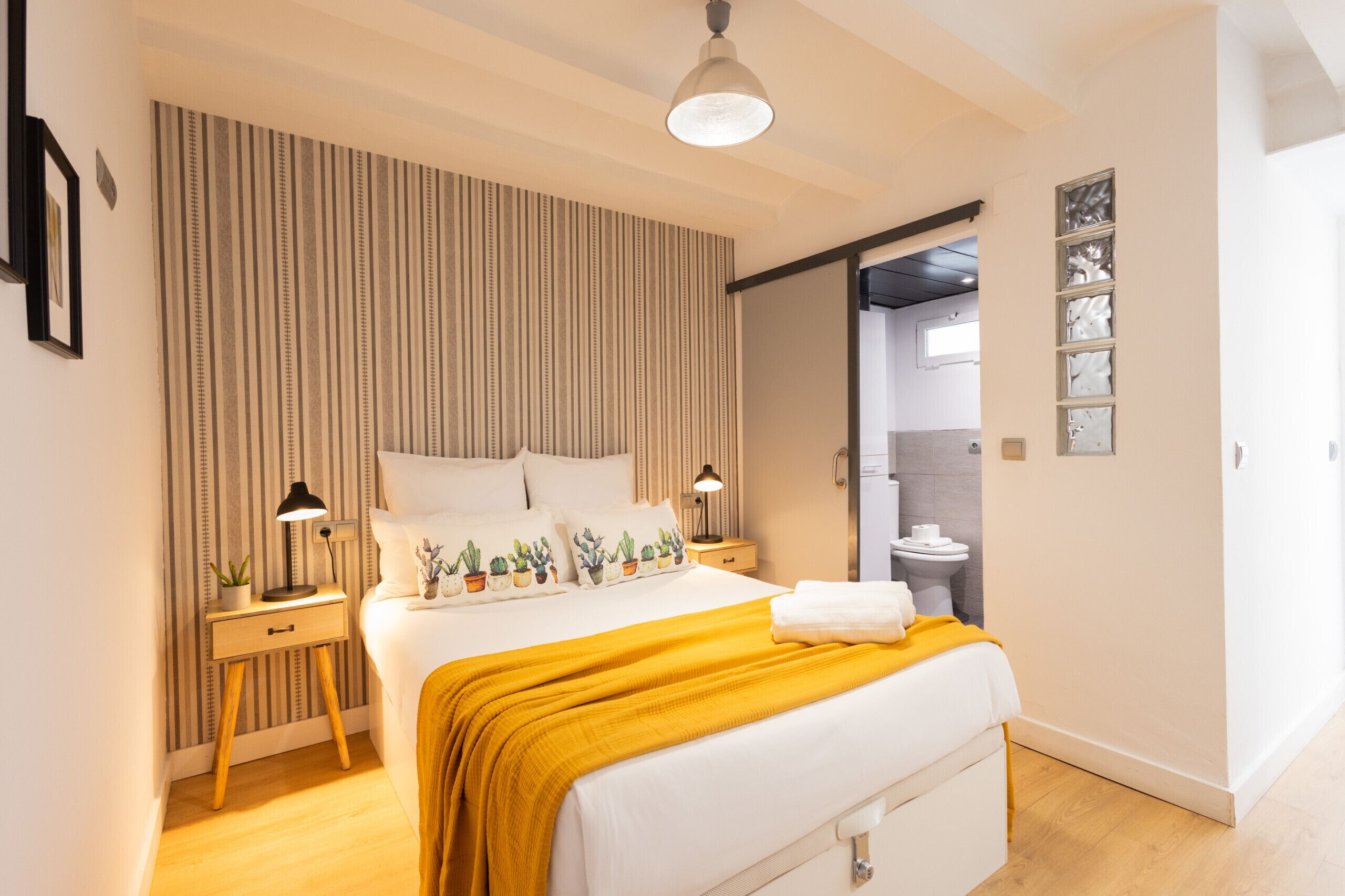 1 dormitorio, tabla de planchar con plancha, wifi gratis y ropa de cama