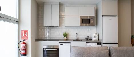 Réfrigérateur, micro-ondes, four, lave-vaisselle