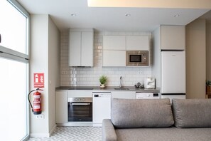 Kylskåp, mikrovågsugn, ugn och diskmaskin