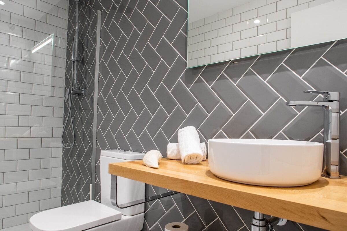 Douche, sèche-cheveux, serviettes fournies