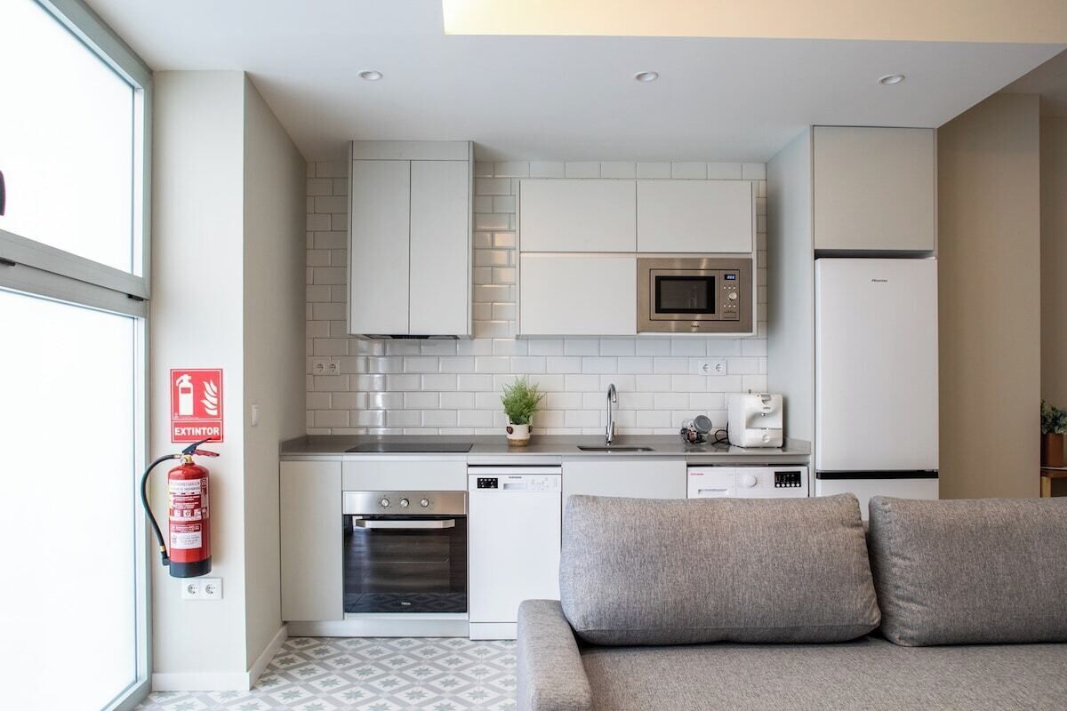 Een koelkast, een magnetron, een oven, een vaatwasser