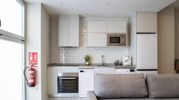 Een koelkast, een magnetron, een oven, een vaatwasser