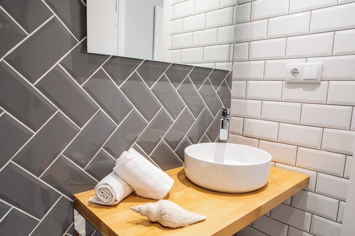 Een douche, een haardroger, handdoeken