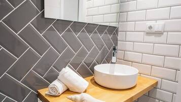 Een douche, een haardroger, handdoeken