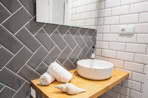 淋浴设施、吹风机、毛巾