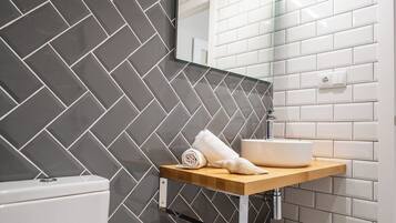 Een douche, een haardroger, handdoeken