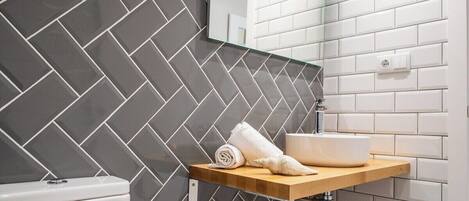 Douche, sèche-cheveux, serviettes fournies