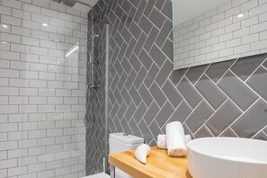 Suihku, hiustenkuivaaja, pyyhkeet