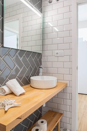 Dusj, hårføner og håndklær